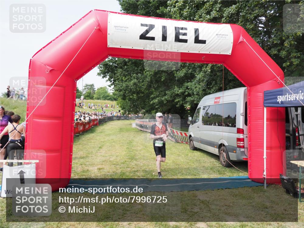 21.06.2025 - 27. Vierlanden-Triathlon MichiJ http://msf.ph/oto/7996725 15.06.2026 11:20:14 Ziel 827 meine-sportfotos.de