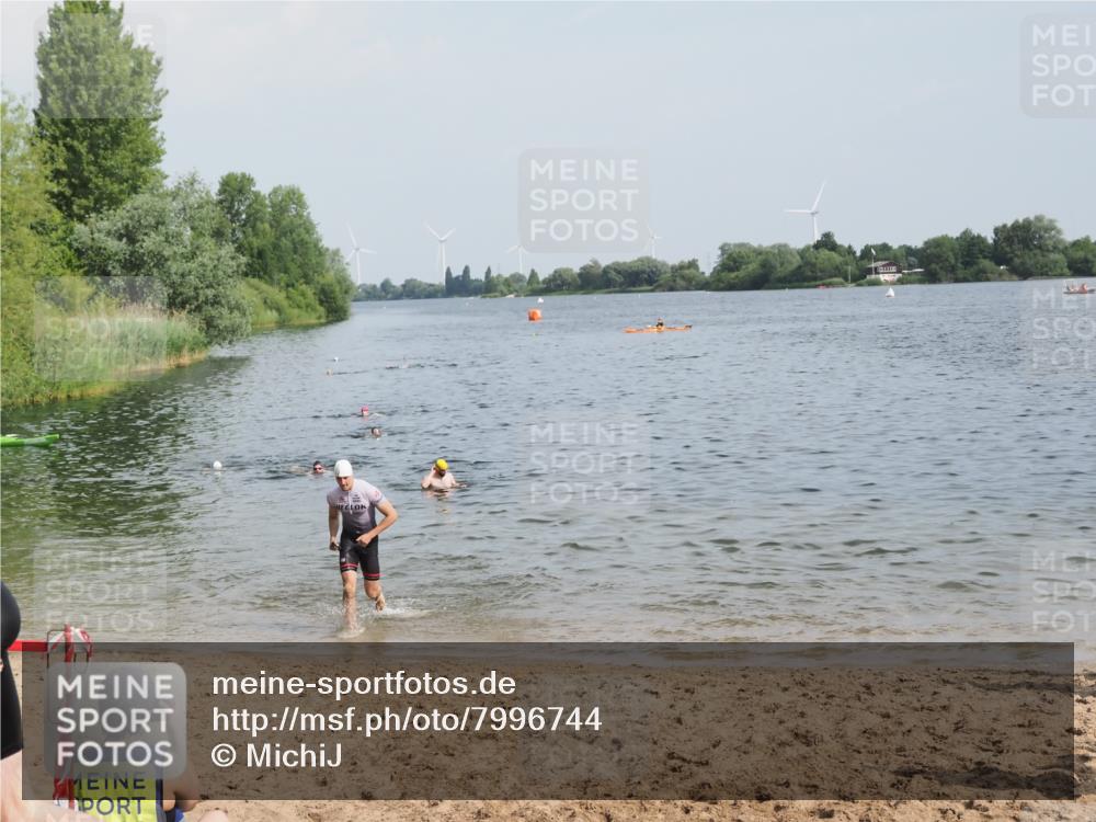 21.06.2025 - 27. Vierlanden-Triathlon MichiJ http://msf.ph/oto/7996744 15.06.2026 09:57:54 Schwimmen 291, 330, 347, 827 meine-sportfotos.de