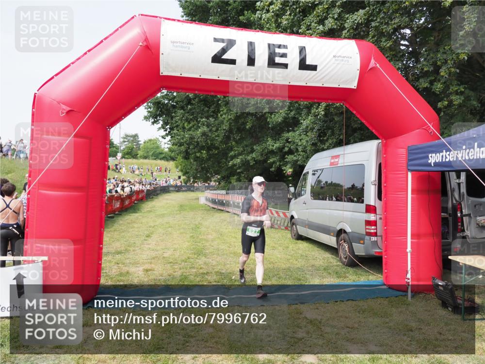 21.06.2025 - 27. Vierlanden-Triathlon MichiJ http://msf.ph/oto/7996762 15.06.2026 11:20:14 Ziel 827 meine-sportfotos.de