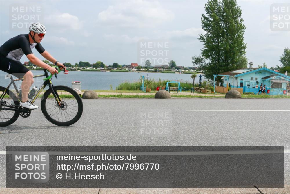 21.06.2025 - 27. Vierlanden-Triathlon H.Heesch http://msf.ph/oto/7996770 15.06.2025 12:22:42 Radfahren 657, 701 meine-sportfotos.de