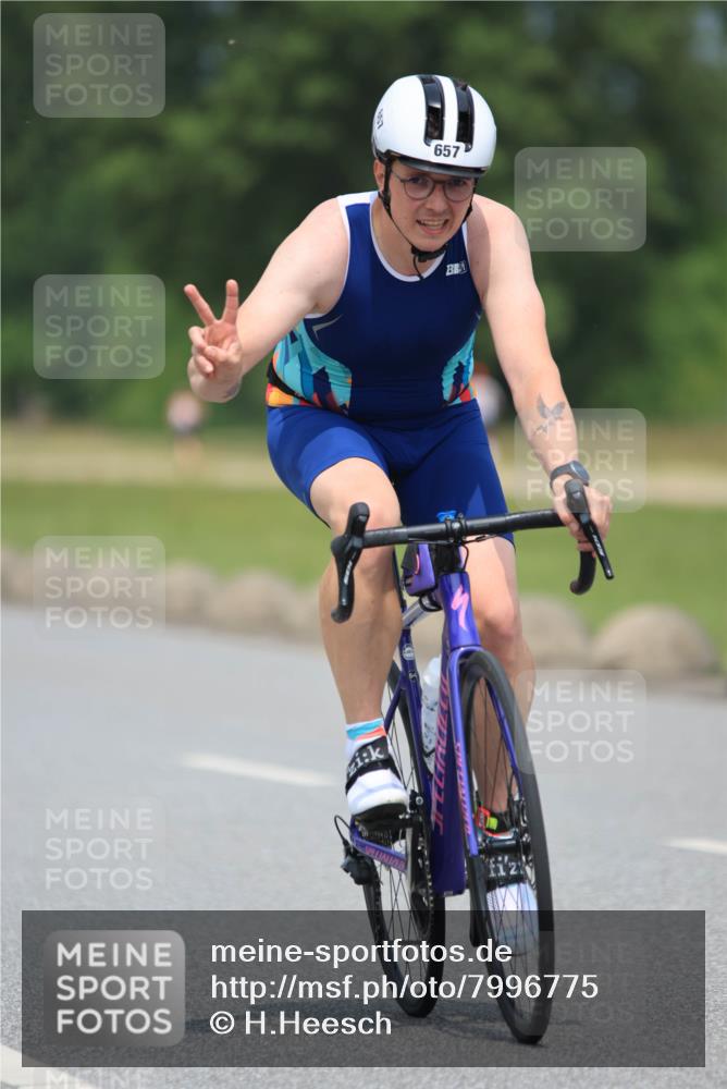21.06.2025 - 27. Vierlanden-Triathlon H.Heesch http://msf.ph/oto/7996775 15.06.2025 12:22:41 Radfahren 657, 701, 886, 894 meine-sportfotos.de