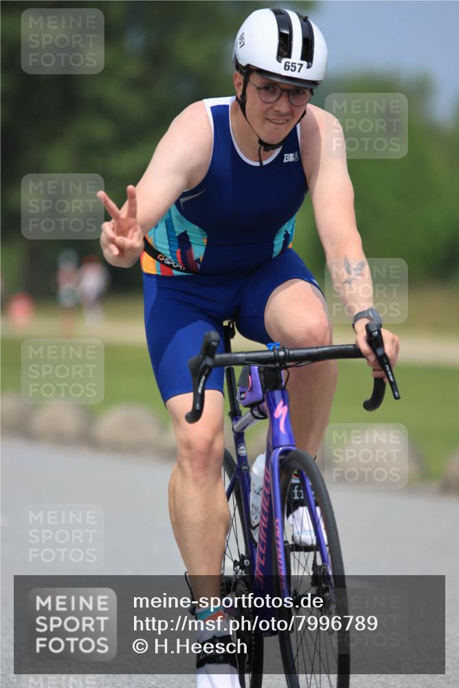 21.06.2025 - 27. Vierlanden-Triathlon H.Heesch http://msf.ph/oto/7996789 15.06.2025 12:22:41 Radfahren 657, 701, 886, 894 meine-sportfotos.de