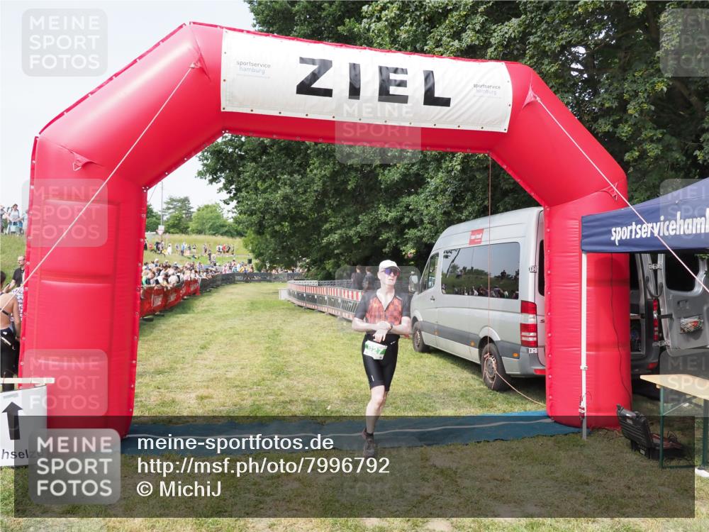 21.06.2025 - 27. Vierlanden-Triathlon MichiJ http://msf.ph/oto/7996792 15.06.2026 11:20:15 Ziel 827 meine-sportfotos.de