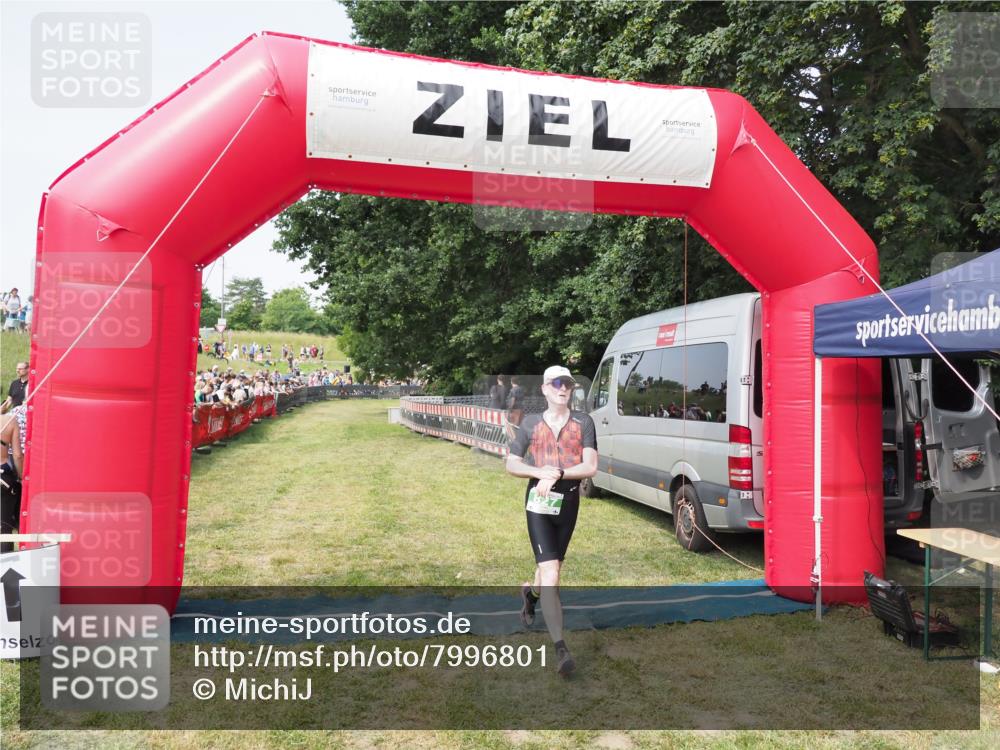 21.06.2025 - 27. Vierlanden-Triathlon MichiJ http://msf.ph/oto/7996801 15.06.2026 11:20:15 Ziel 827 meine-sportfotos.de