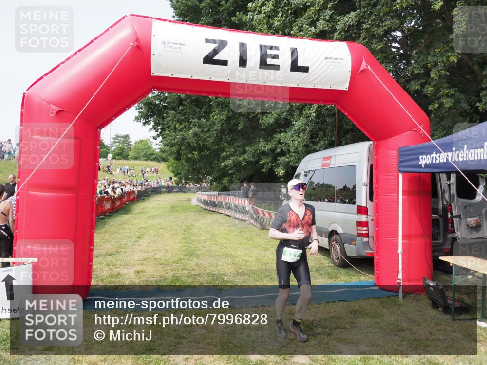 21.06.2025 - 27. Vierlanden-Triathlon MichiJ http://msf.ph/oto/7996828 15.06.2026 11:20:15 Ziel 827 meine-sportfotos.de