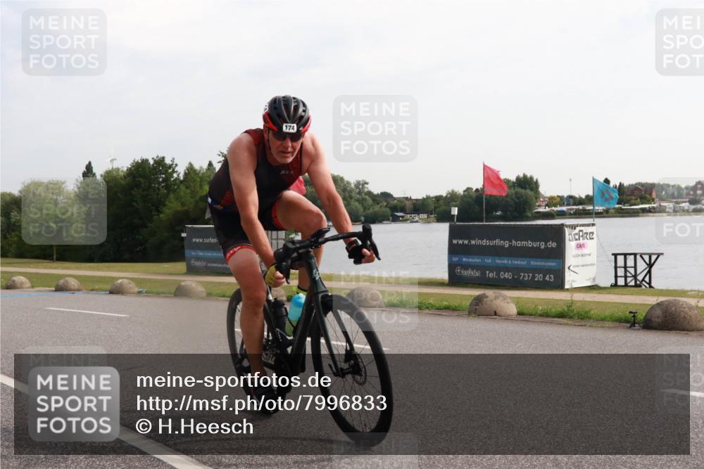 15.06.2025 - 27. Vierlanden-Triathlon H.Heesch http://msf.ph/oto/7996833 15.06.2025 09:30:35 Radfahren 174 meine-sportfotos.de