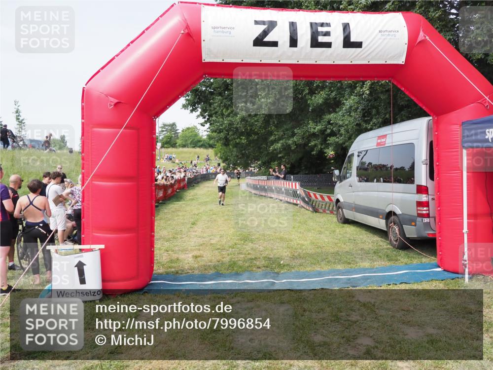 21.06.2025 - 27. Vierlanden-Triathlon MichiJ http://msf.ph/oto/7996854 15.06.2026 11:20:35 Ziel 321 meine-sportfotos.de
