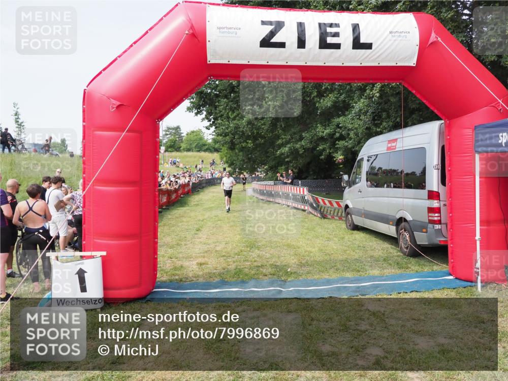 21.06.2025 - 27. Vierlanden-Triathlon MichiJ http://msf.ph/oto/7996869 15.06.2026 11:20:35 Ziel 321 meine-sportfotos.de