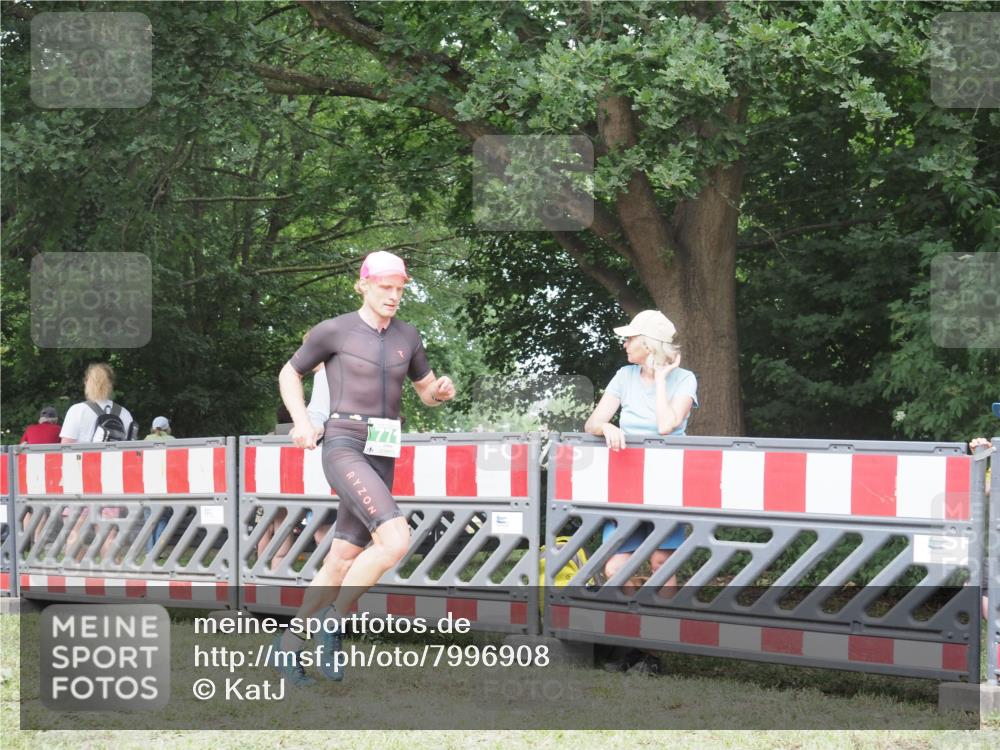 21.06.2025 - 27. Vierlanden-Triathlon KatJ http://msf.ph/oto/7996908 15.06.2025 12:49:44 Ziel 771 meine-sportfotos.de