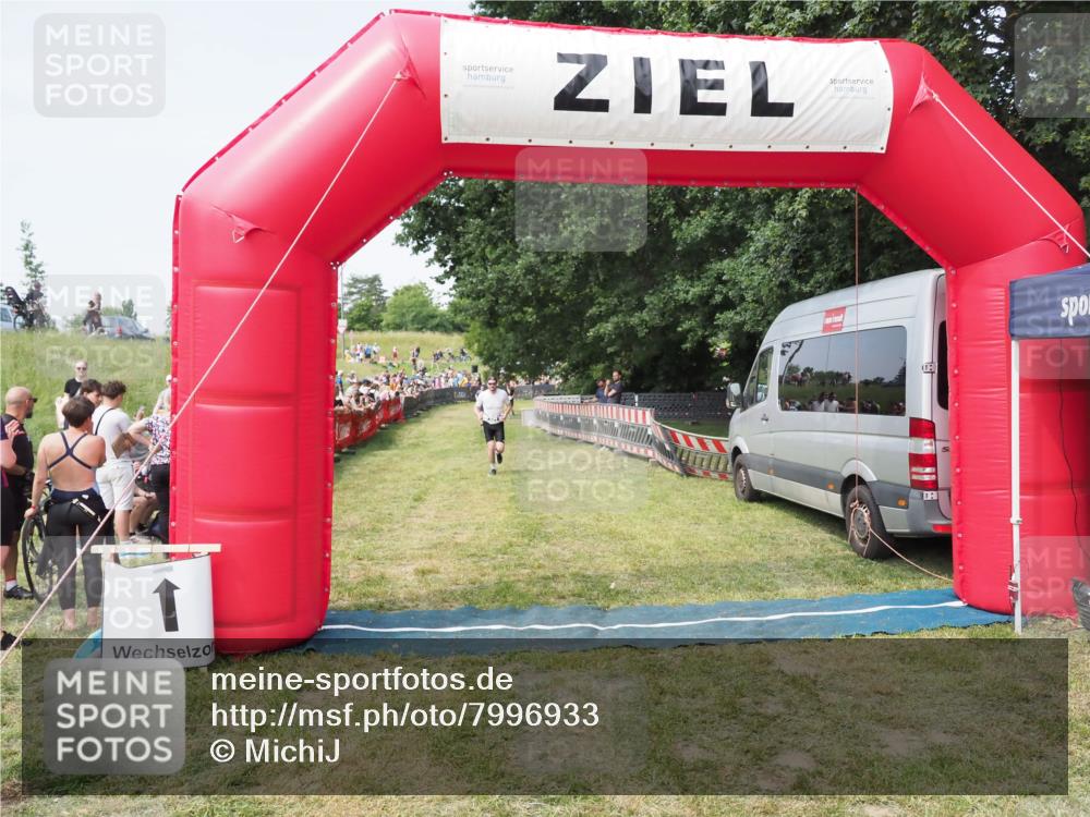 21.06.2025 - 27. Vierlanden-Triathlon MichiJ http://msf.ph/oto/7996933 15.06.2026 11:20:36 Ziel 321 meine-sportfotos.de