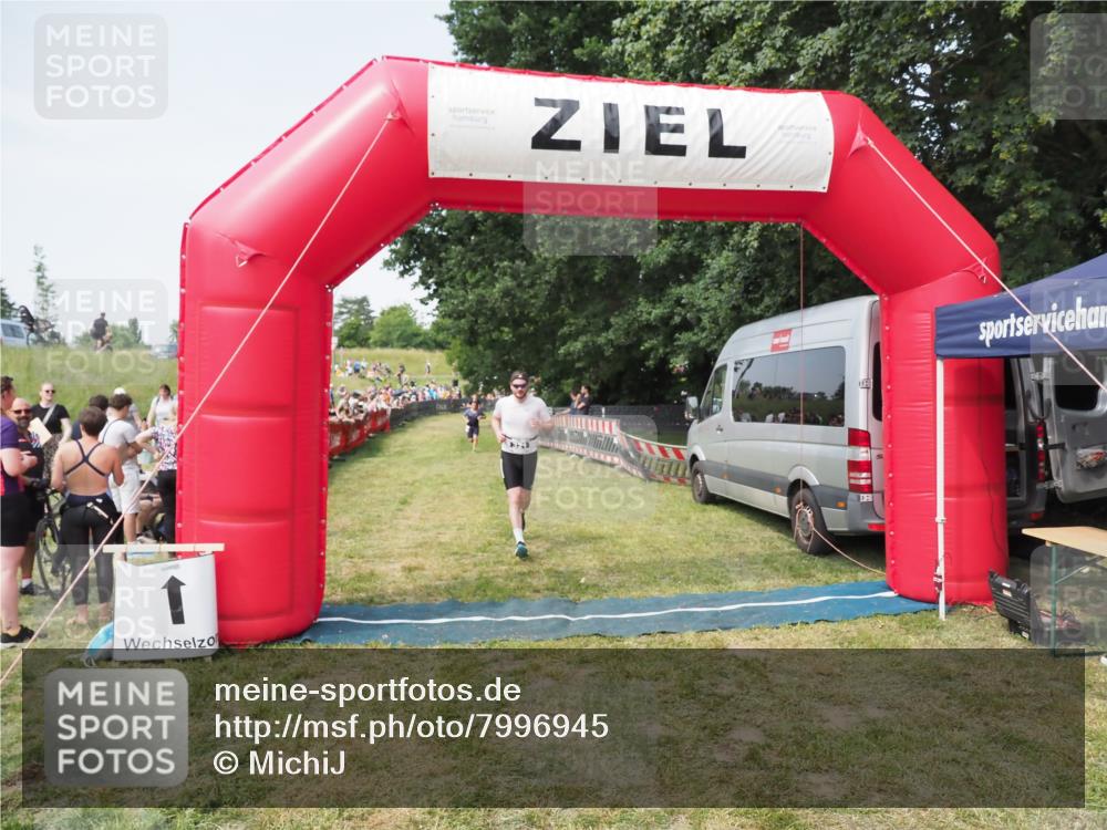 21.06.2025 - 27. Vierlanden-Triathlon MichiJ http://msf.ph/oto/7996945 15.06.2026 11:20:38 Ziel 321, 393 meine-sportfotos.de