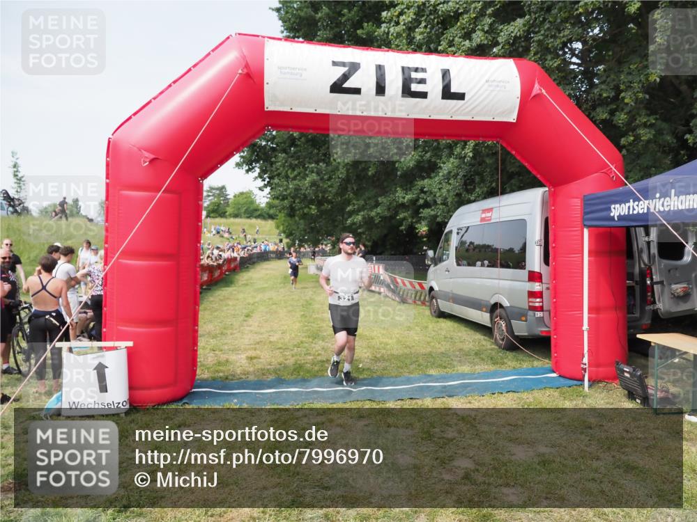 21.06.2025 - 27. Vierlanden-Triathlon MichiJ http://msf.ph/oto/7996970 15.06.2026 11:20:39 Ziel 321, 393 meine-sportfotos.de