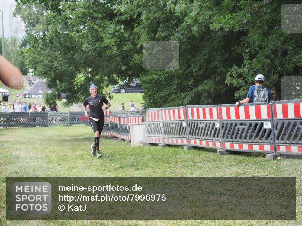 21.06.2025 - 27. Vierlanden-Triathlon KatJ http://msf.ph/oto/7996976 15.06.2025 12:50:14 Ziel 100 meine-sportfotos.de