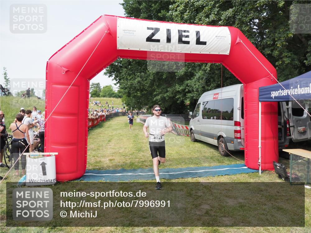 21.06.2025 - 27. Vierlanden-Triathlon MichiJ http://msf.ph/oto/7996991 15.06.2026 11:20:39 Ziel 321, 393 meine-sportfotos.de