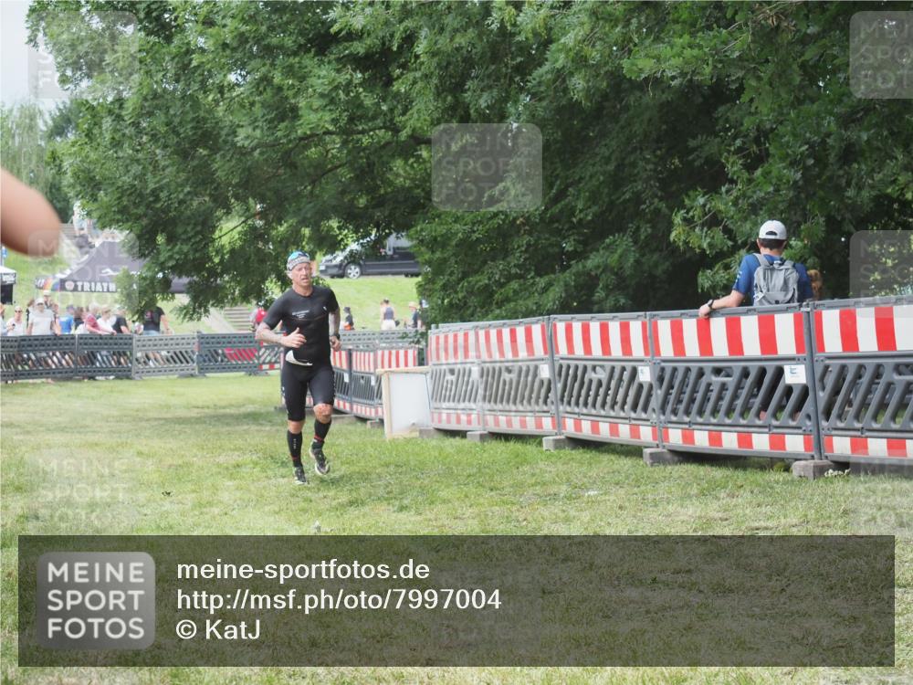 21.06.2025 - 27. Vierlanden-Triathlon KatJ http://msf.ph/oto/7997004 15.06.2025 12:50:14 Ziel 100 meine-sportfotos.de