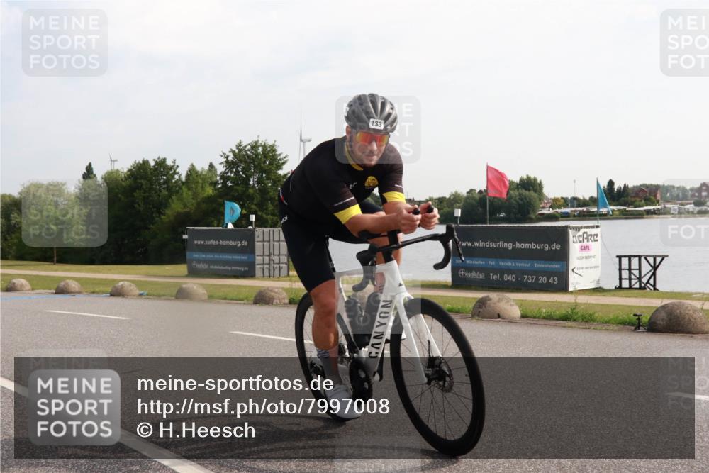 15.06.2025 - 27. Vierlanden-Triathlon H.Heesch http://msf.ph/oto/7997008 15.06.2025 09:31:45 Radfahren 106, 133 meine-sportfotos.de