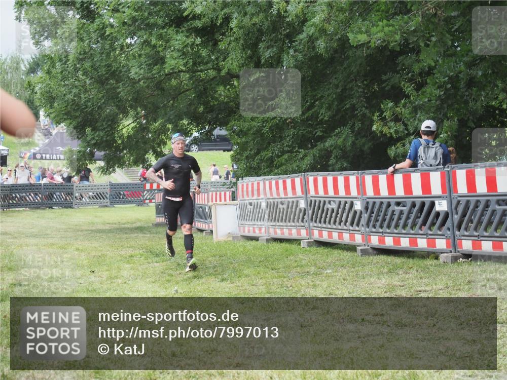 21.06.2025 - 27. Vierlanden-Triathlon KatJ http://msf.ph/oto/7997013 15.06.2025 12:50:14 Ziel 100 meine-sportfotos.de