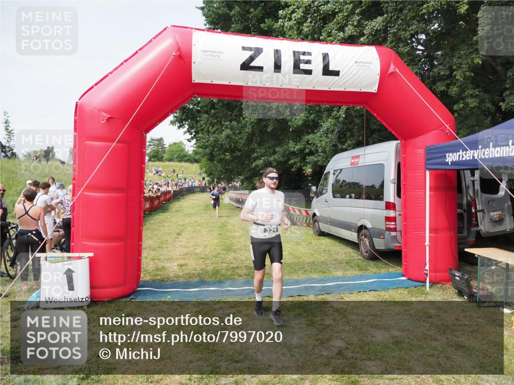 21.06.2025 - 27. Vierlanden-Triathlon MichiJ http://msf.ph/oto/7997020 15.06.2026 11:20:39 Ziel 321, 393 meine-sportfotos.de