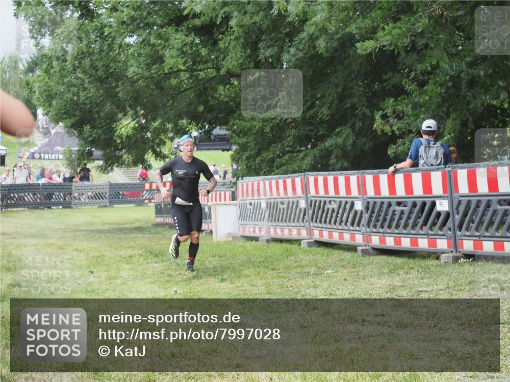 21.06.2025 - 27. Vierlanden-Triathlon KatJ http://msf.ph/oto/7997028 15.06.2025 12:50:14 Ziel 100 meine-sportfotos.de