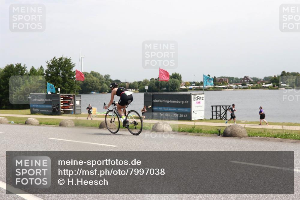 15.06.2025 - 27. Vierlanden-Triathlon H.Heesch http://msf.ph/oto/7997038 15.06.2025 11:31:53 Radfahren 113, 252, 913 meine-sportfotos.de