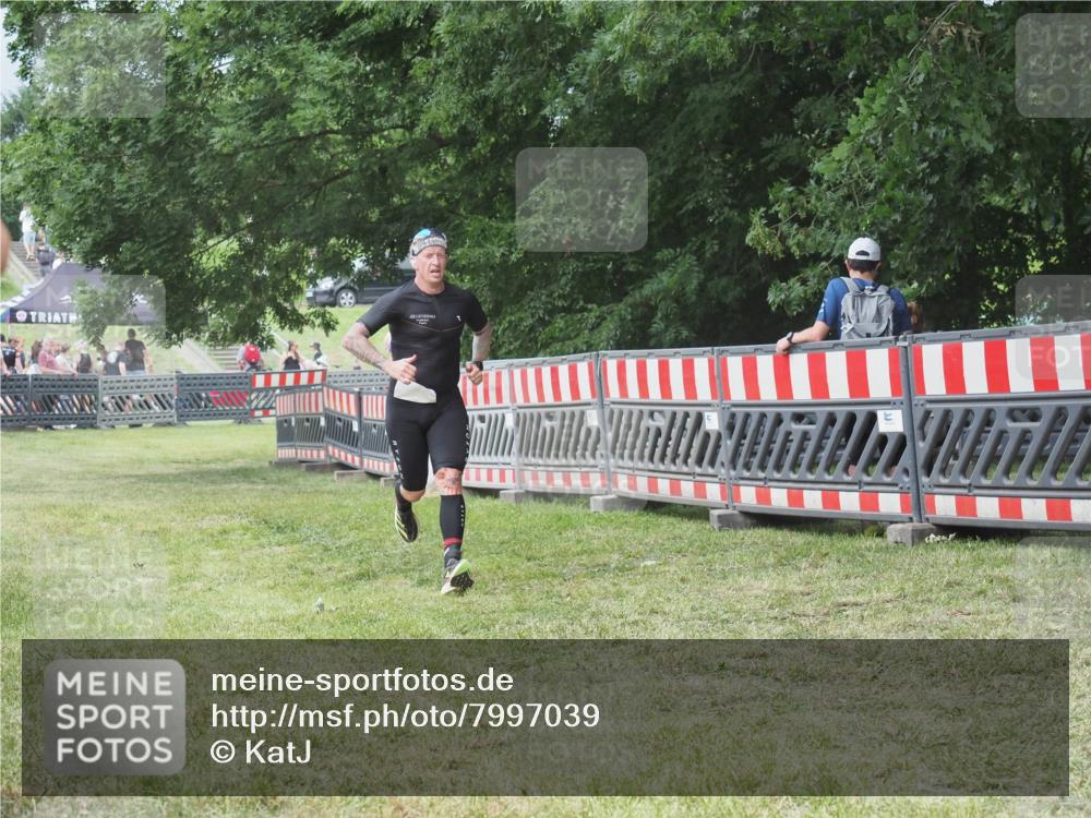 21.06.2025 - 27. Vierlanden-Triathlon KatJ http://msf.ph/oto/7997039 15.06.2025 12:50:15 Ziel 100 meine-sportfotos.de