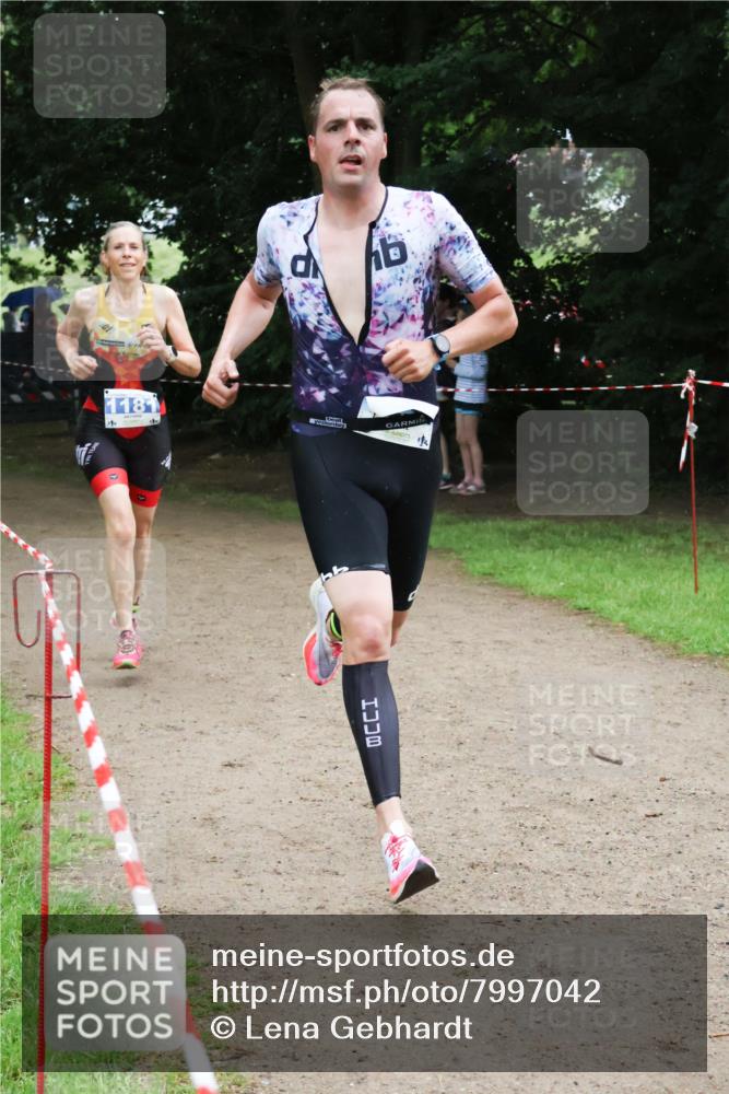 21.06.2025 - 27. Vierlanden-Triathlon Lena Gebhardt http://msf.ph/oto/7997042 15.06.2025 13:53:59 Laufen 1181 meine-sportfotos.de