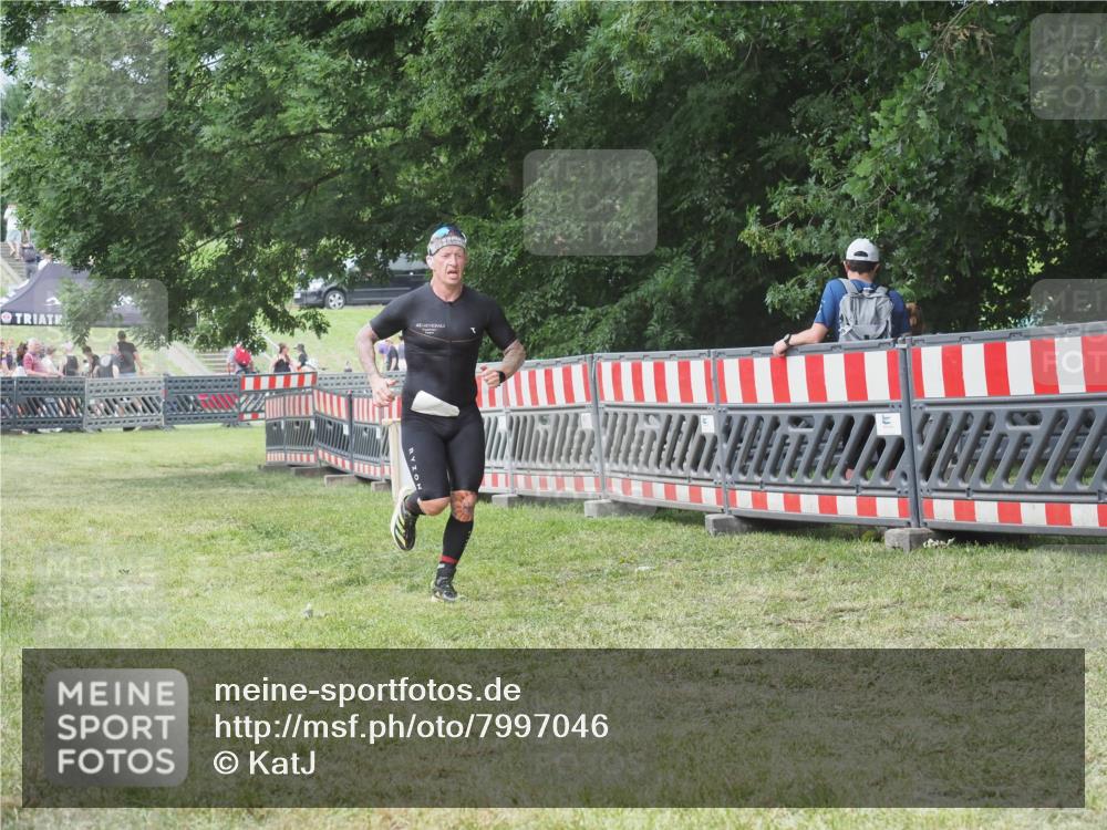 21.06.2025 - 27. Vierlanden-Triathlon KatJ http://msf.ph/oto/7997046 15.06.2025 12:50:15 Ziel 100 meine-sportfotos.de