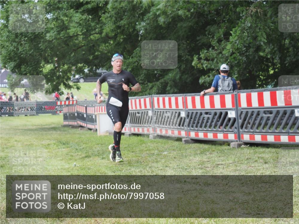 21.06.2025 - 27. Vierlanden-Triathlon KatJ http://msf.ph/oto/7997058 15.06.2025 12:50:15 Ziel 100 meine-sportfotos.de