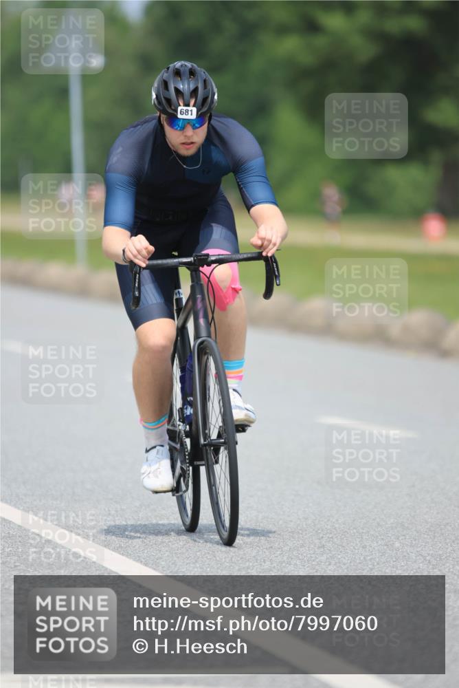 21.06.2025 - 27. Vierlanden-Triathlon H.Heesch http://msf.ph/oto/7997060 15.06.2025 12:23:55 Radfahren 681, 762, 871 meine-sportfotos.de