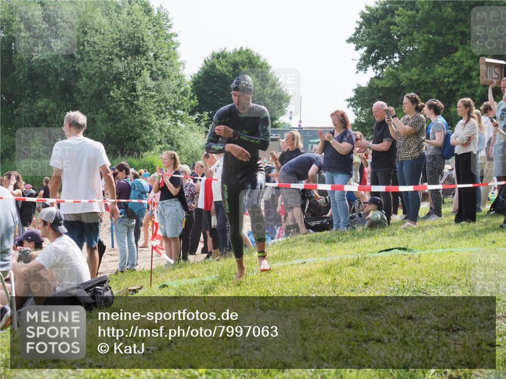 15.06.2025 - 27. Vierlanden-Triathlon KatJ http://msf.ph/oto/7997063 15.06.2025 09:55:46 Schwimmen 273, 300, 303 meine-sportfotos.de