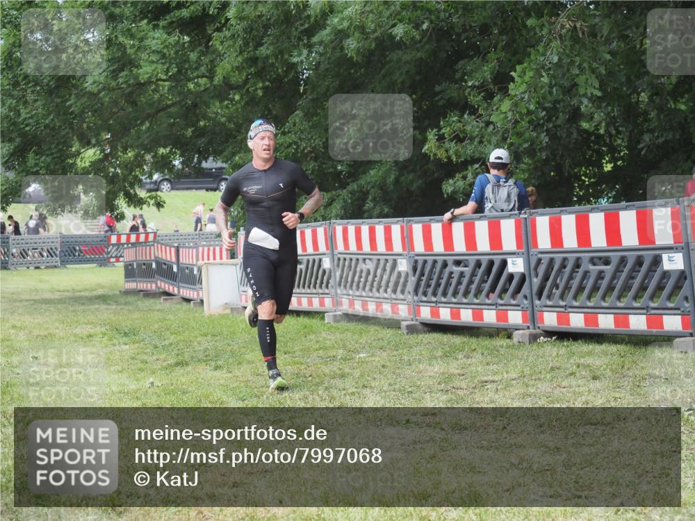 21.06.2025 - 27. Vierlanden-Triathlon KatJ http://msf.ph/oto/7997068 15.06.2025 12:50:15 Ziel 100 meine-sportfotos.de