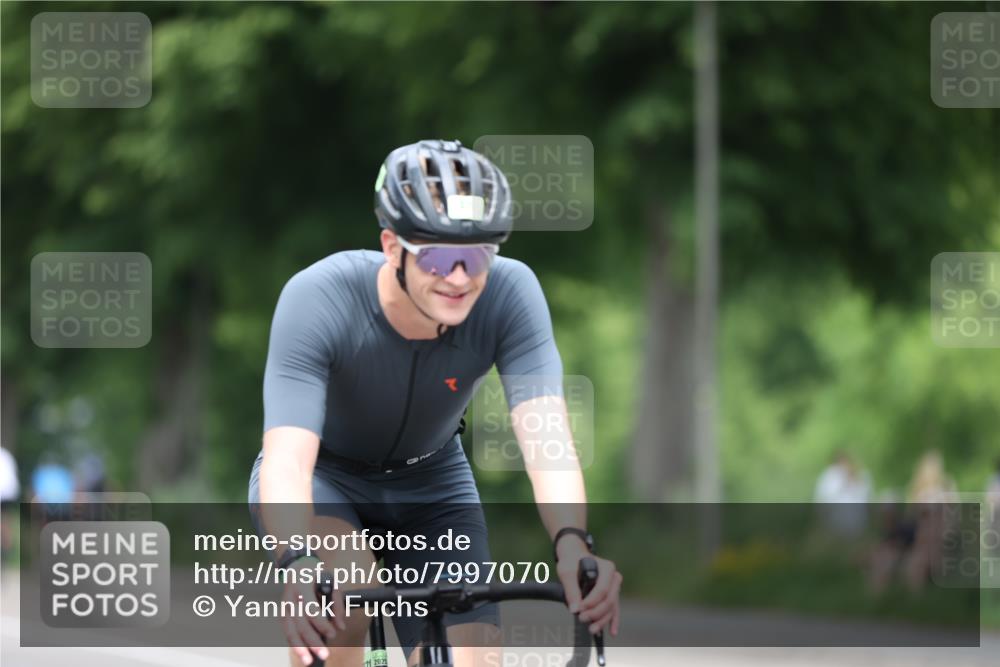 15.06.2025 - 7 Türme Triathlon Yannick Fuchs http://msf.ph/oto/7997070 15.06.2025 13:12:35 Radfahren 529, 571, 751, 782, 1056, 1137, 1138, 1145 meine-sportfotos.de