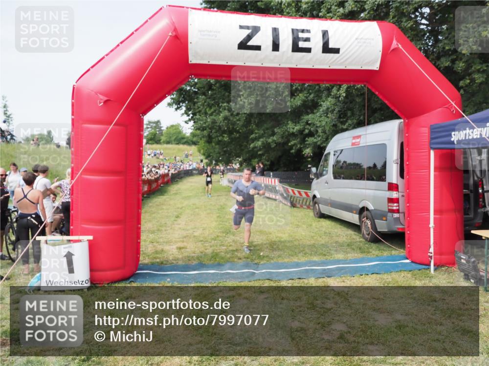 21.06.2025 - 27. Vierlanden-Triathlon MichiJ http://msf.ph/oto/7997077 15.06.2026 11:20:42 Ziel 321, 370, 393 meine-sportfotos.de