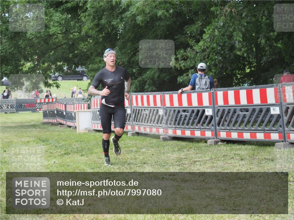 21.06.2025 - 27. Vierlanden-Triathlon KatJ http://msf.ph/oto/7997080 15.06.2025 12:50:15 Ziel 100 meine-sportfotos.de