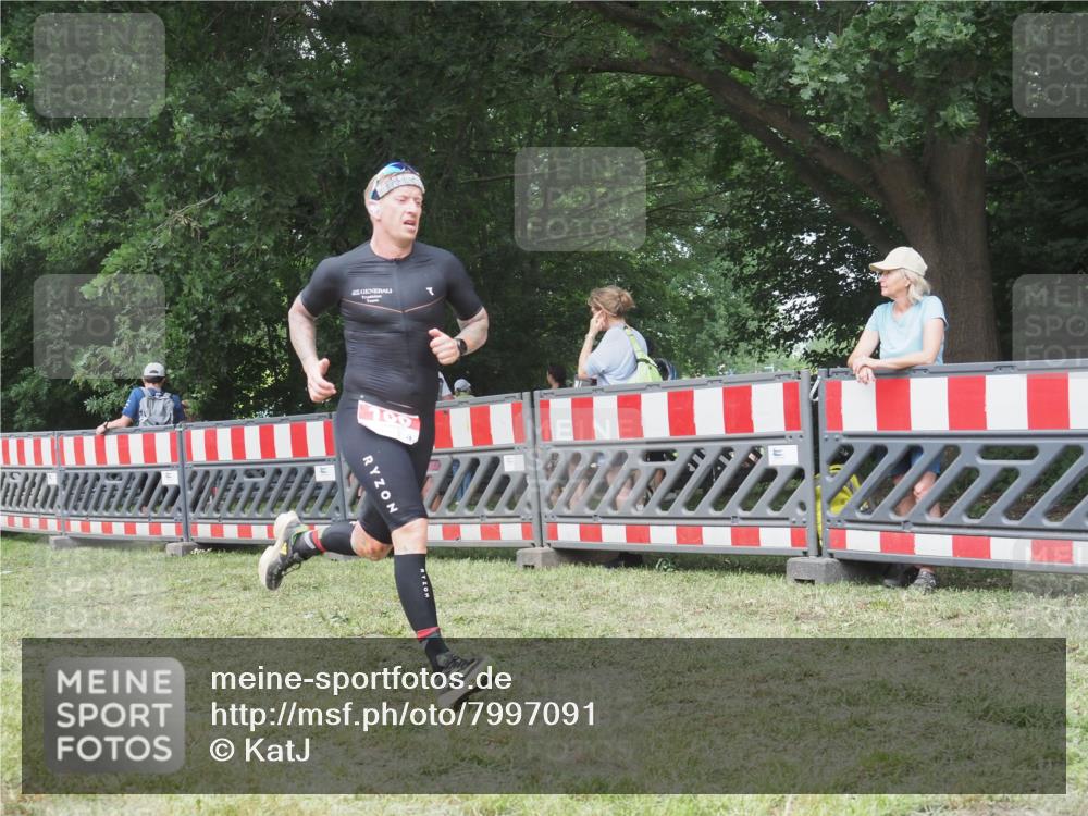 21.06.2025 - 27. Vierlanden-Triathlon KatJ http://msf.ph/oto/7997091 15.06.2025 12:50:16 Ziel 100 meine-sportfotos.de
