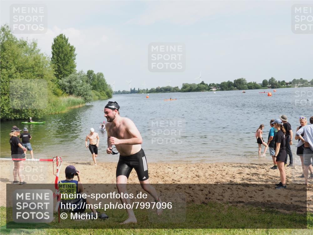 21.06.2025 - 27. Vierlanden-Triathlon MichiJ http://msf.ph/oto/7997096 15.06.2026 09:58:15 Schwimmen 289, 321, 360 meine-sportfotos.de