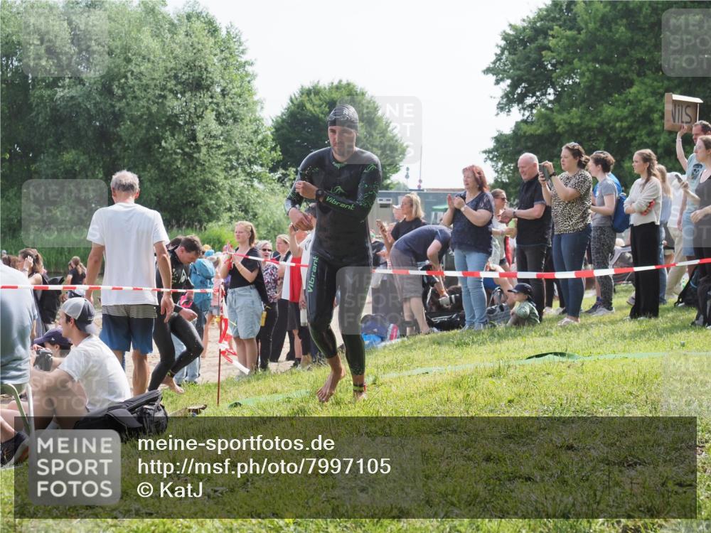 15.06.2025 - 27. Vierlanden-Triathlon KatJ http://msf.ph/oto/7997105 15.06.2025 09:55:46 Schwimmen 273, 300, 303 meine-sportfotos.de