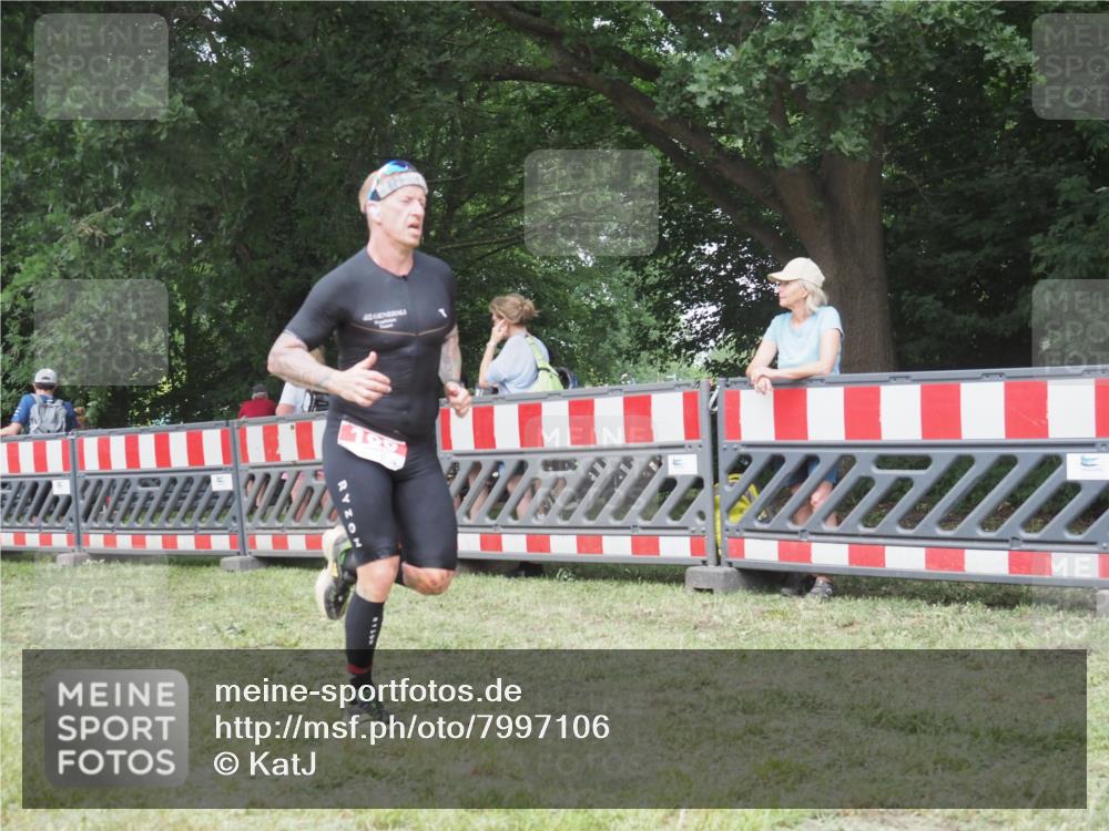 21.06.2025 - 27. Vierlanden-Triathlon KatJ http://msf.ph/oto/7997106 15.06.2025 12:50:16 Ziel 100 meine-sportfotos.de