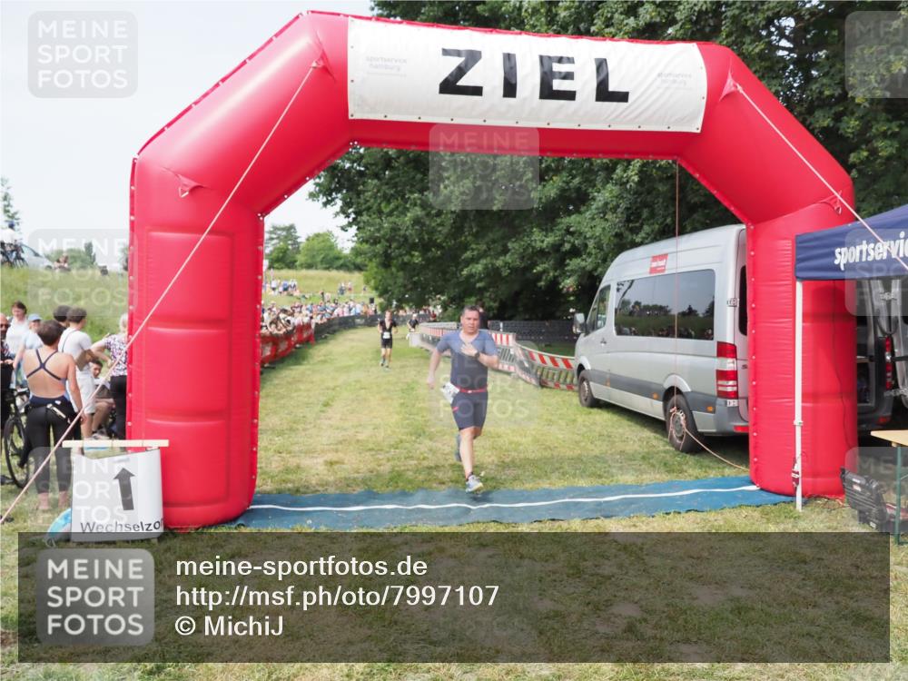21.06.2025 - 27. Vierlanden-Triathlon MichiJ http://msf.ph/oto/7997107 15.06.2026 11:20:42 Ziel 321, 370, 393 meine-sportfotos.de