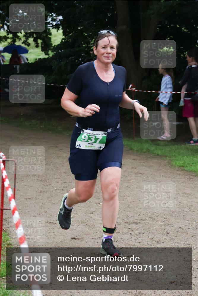 21.06.2025 - 27. Vierlanden-Triathlon Lena Gebhardt http://msf.ph/oto/7997112 15.06.2025 13:54:27 Laufen 731, 202, 937, 36 meine-sportfotos.de