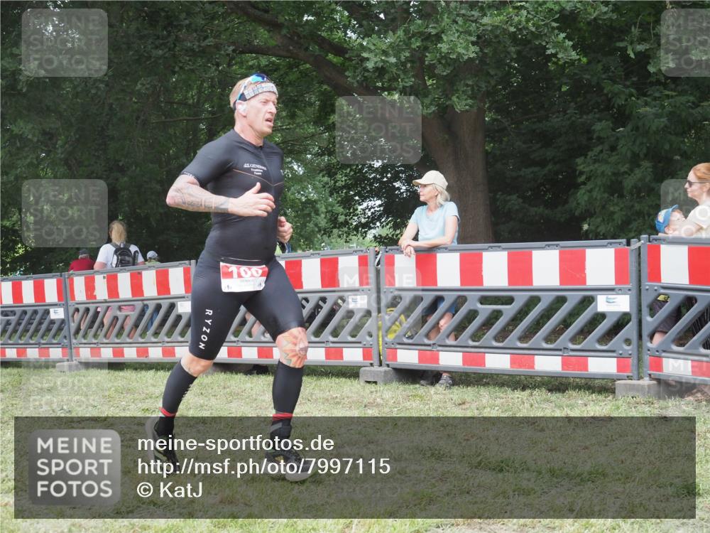21.06.2025 - 27. Vierlanden-Triathlon KatJ http://msf.ph/oto/7997115 15.06.2025 12:50:17 Ziel 100 meine-sportfotos.de