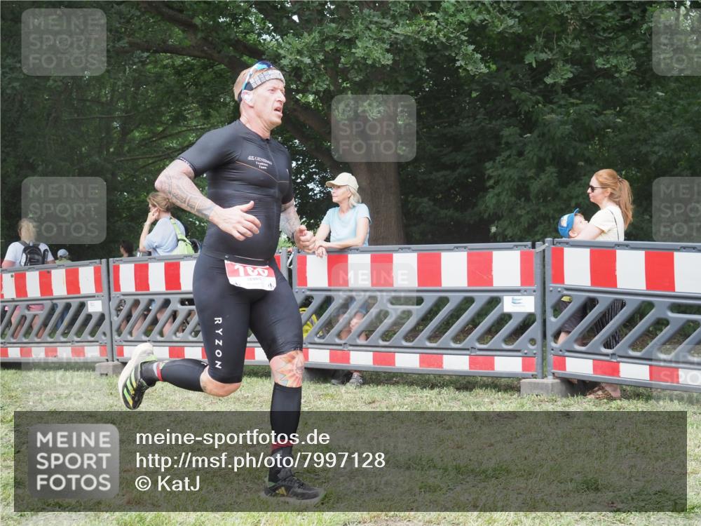 21.06.2025 - 27. Vierlanden-Triathlon KatJ http://msf.ph/oto/7997128 15.06.2025 12:50:17 Ziel 100 meine-sportfotos.de