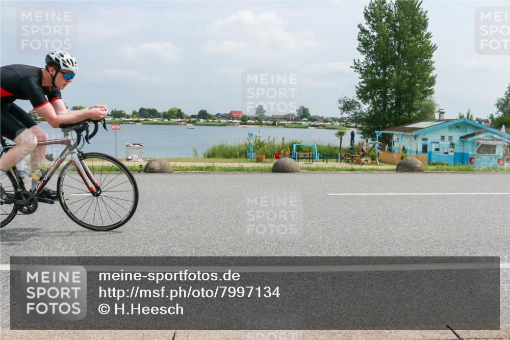 21.06.2025 - 27. Vierlanden-Triathlon H.Heesch http://msf.ph/oto/7997134 15.06.2025 12:24:49 Radfahren 738 meine-sportfotos.de