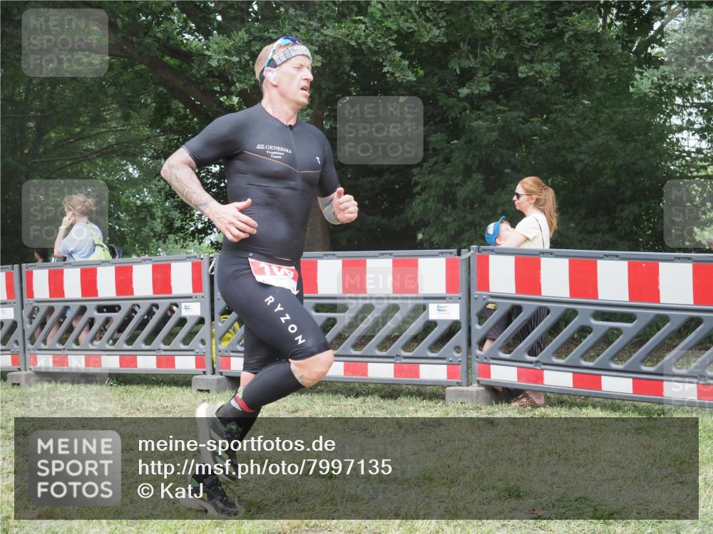 21.06.2025 - 27. Vierlanden-Triathlon KatJ http://msf.ph/oto/7997135 15.06.2025 12:50:17 Ziel 100 meine-sportfotos.de