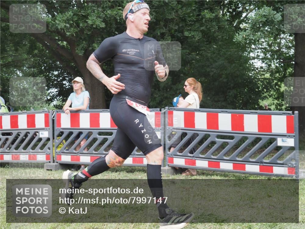 21.06.2025 - 27. Vierlanden-Triathlon KatJ http://msf.ph/oto/7997147 15.06.2025 12:50:17 Ziel 100 meine-sportfotos.de