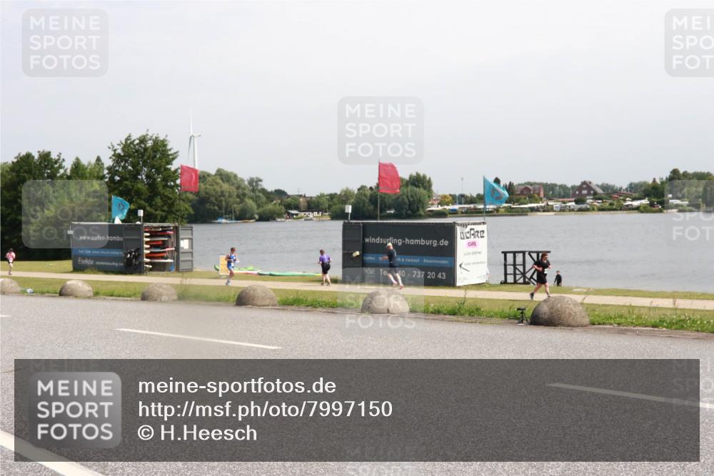 15.06.2025 - 27. Vierlanden-Triathlon H.Heesch http://msf.ph/oto/7997150 15.06.2025 11:32:00 Radfahren 113, 761, 898, 913 meine-sportfotos.de