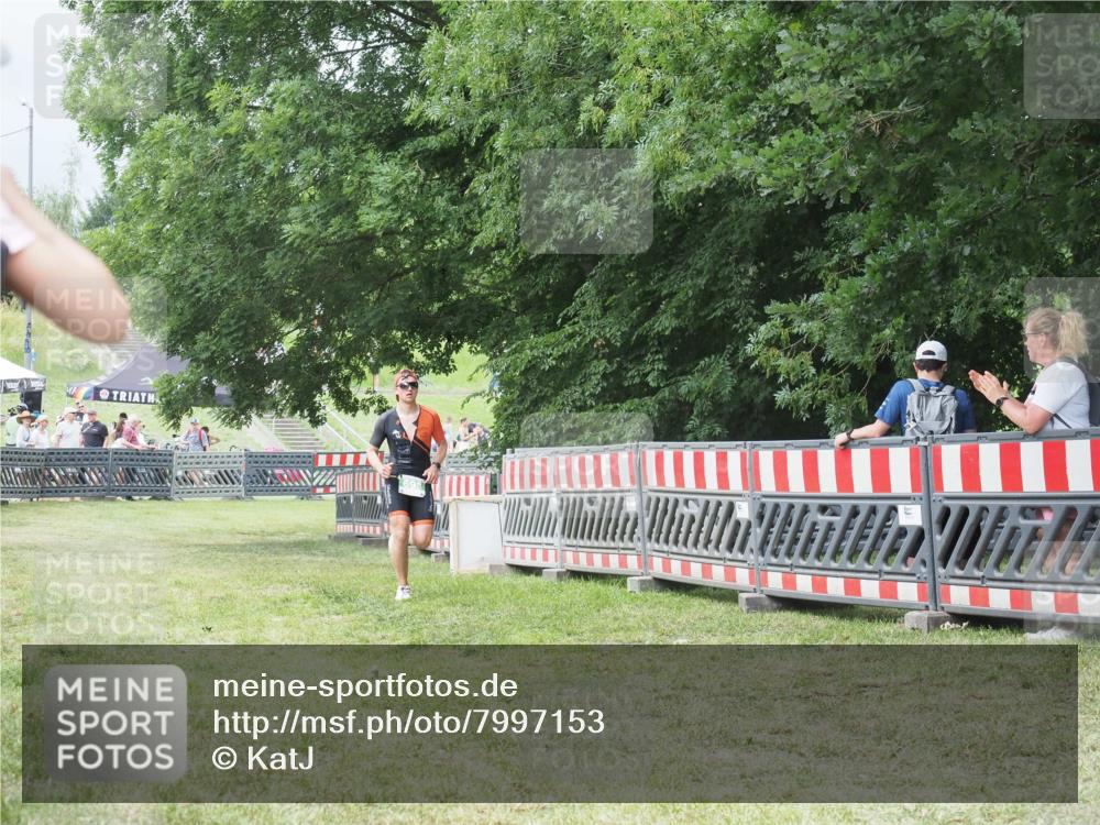 21.06.2025 - 27. Vierlanden-Triathlon KatJ http://msf.ph/oto/7997153 15.06.2025 12:50:37 Ziel 693 meine-sportfotos.de