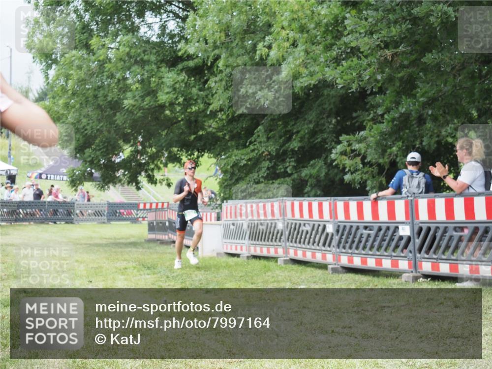 21.06.2025 - 27. Vierlanden-Triathlon KatJ http://msf.ph/oto/7997164 15.06.2025 12:50:37 Ziel 693 meine-sportfotos.de