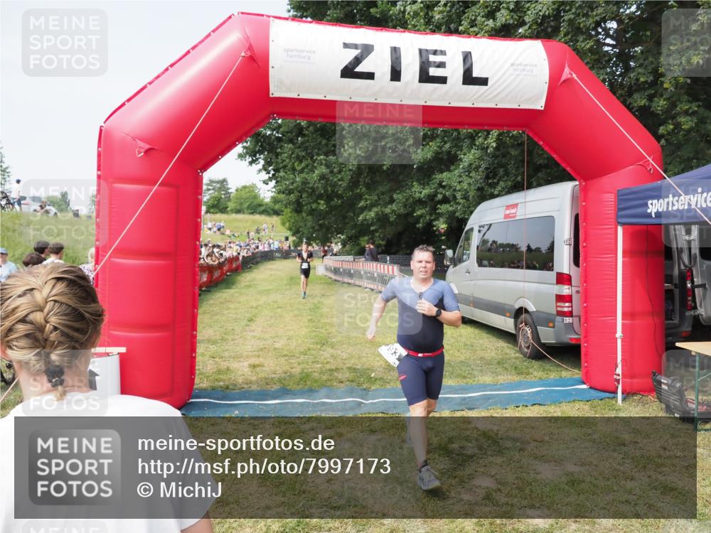 21.06.2025 - 27. Vierlanden-Triathlon MichiJ http://msf.ph/oto/7997173 15.06.2026 11:20:43 Ziel 321, 370, 393 meine-sportfotos.de
