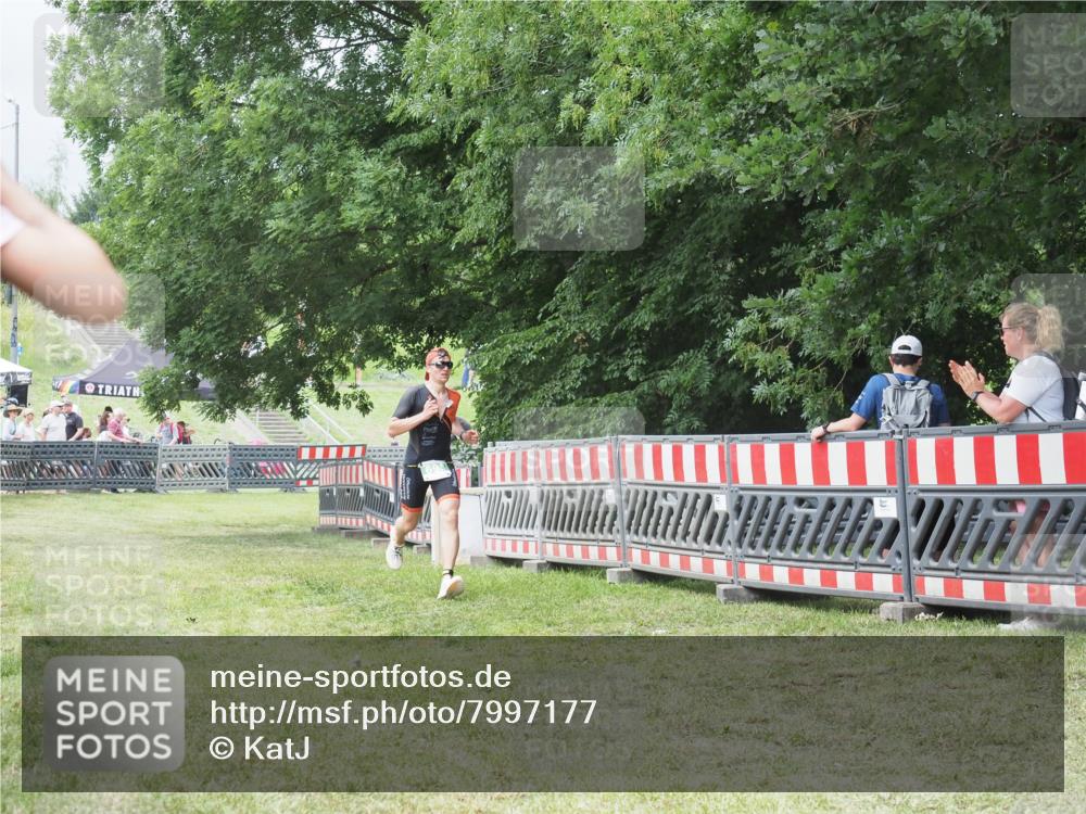 21.06.2025 - 27. Vierlanden-Triathlon KatJ http://msf.ph/oto/7997177 15.06.2025 12:50:37 Ziel 693 meine-sportfotos.de